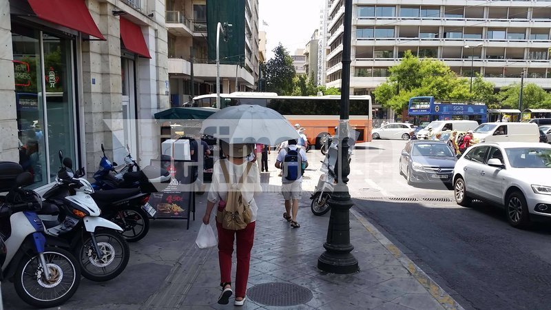 Η ζέστη ξάπλωσε τους τουρίστες στο Σύνταγμα και έστειλε κόσμο στις πλαζ [εικόνες] | iefimerida.gr 2