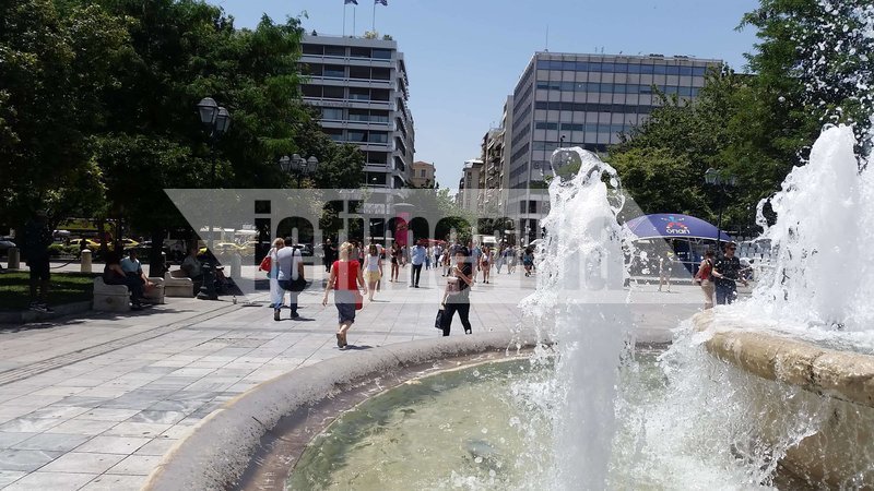 Η ζέστη ξάπλωσε τους τουρίστες στο Σύνταγμα και έστειλε κόσμο στις πλαζ [εικόνες] | iefimerida.gr 3
