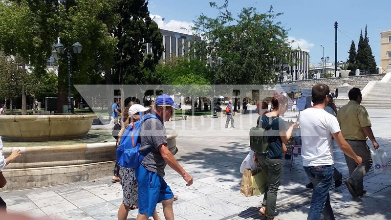 Η ζέστη ξάπλωσε τους τουρίστες στο Σύνταγμα και έστειλε κόσμο στις πλαζ [εικόνες] | iefimerida.gr 4