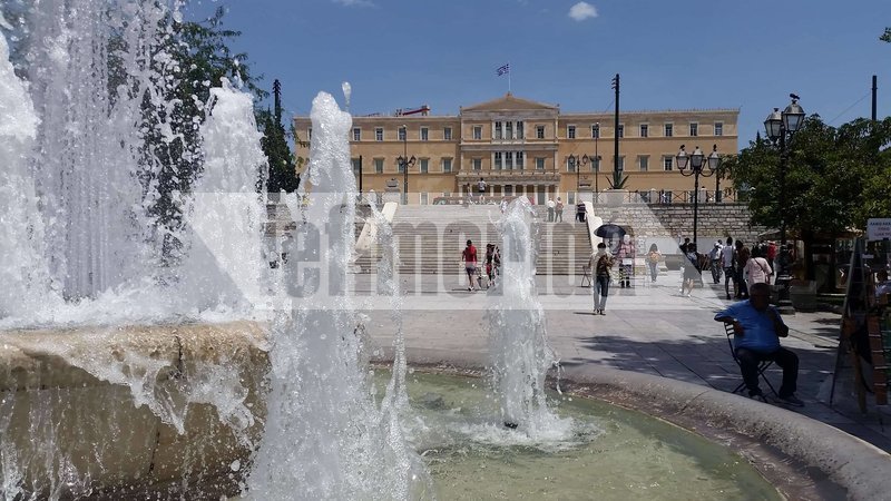 Η ζέστη ξάπλωσε τους τουρίστες στο Σύνταγμα και έστειλε κόσμο στις πλαζ [εικόνες] | iefimerida.gr 5