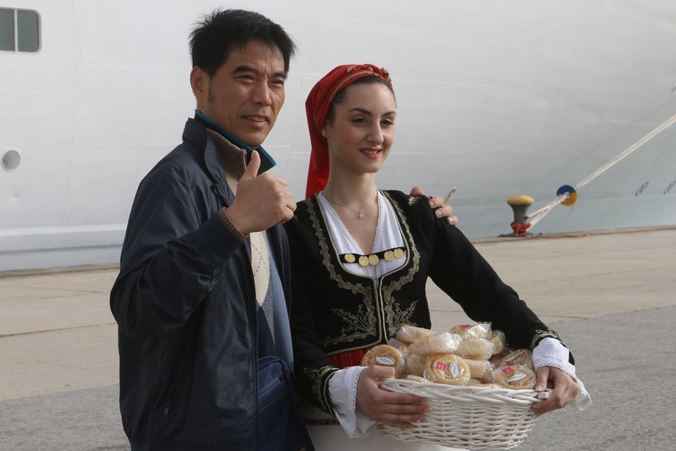 Απόβαση Κινέζων τουριστών στο Ηράκλειο -Ηπιαν τσικουδιά και χόρεψαν πεντοζάλη [εικόνες] | iefimerida.gr 8