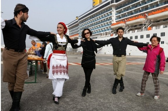 Απόβαση Κινέζων τουριστών στο Ηράκλειο -Ηπιαν τσικουδιά και χόρεψαν πεντοζάλη [εικόνες] | iefimerida.gr 3