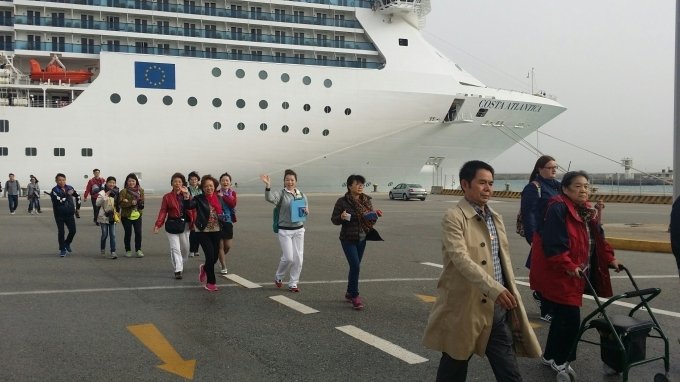 Απόβαση Κινέζων τουριστών στο Ηράκλειο -Ηπιαν τσικουδιά και χόρεψαν πεντοζάλη [εικόνες] | iefimerida.gr 5