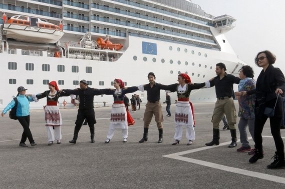 Απόβαση Κινέζων τουριστών στο Ηράκλειο -Ηπιαν τσικουδιά και χόρεψαν πεντοζάλη [εικόνες] | iefimerida.gr 4