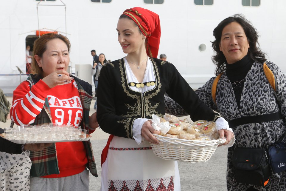 Απόβαση Κινέζων τουριστών στο Ηράκλειο -Ηπιαν τσικουδιά και χόρεψαν πεντοζάλη [εικόνες] | iefimerida.gr 10