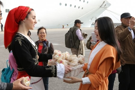 Απόβαση Κινέζων τουριστών στο Ηράκλειο -Ηπιαν τσικουδιά και χόρεψαν πεντοζάλη [εικόνες] | iefimerida.gr 0