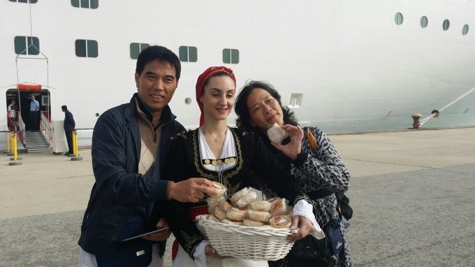 Απόβαση Κινέζων τουριστών στο Ηράκλειο -Ηπιαν τσικουδιά και χόρεψαν πεντοζάλη [εικόνες] | iefimerida.gr 7