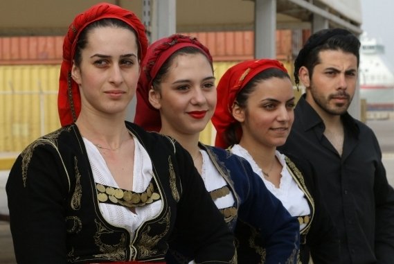 Απόβαση Κινέζων τουριστών στο Ηράκλειο -Ηπιαν τσικουδιά και χόρεψαν πεντοζάλη [εικόνες] | iefimerida.gr 1