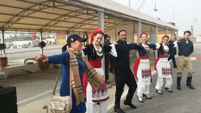 Απόβαση Κινέζων τουριστών στο Ηράκλειο -Ηπιαν τσικουδιά και χόρεψαν πεντοζάλη [εικόνες] | iefimerida.gr 6