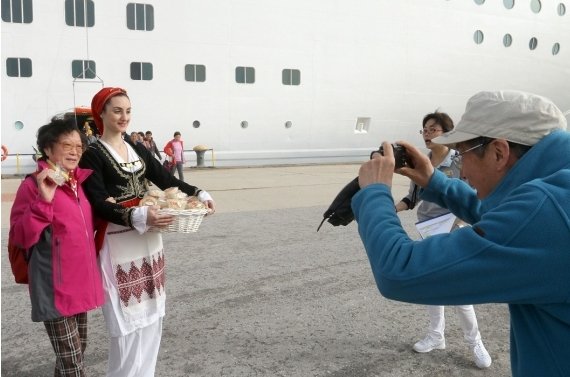 Απόβαση Κινέζων τουριστών στο Ηράκλειο -Ηπιαν τσικουδιά και χόρεψαν πεντοζάλη [εικόνες] | iefimerida.gr 2