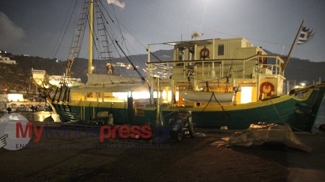 Πανικός στη Μύκονο από βύθιση αλιευτικού: Καπετάνιος έριξε το καΐκι του πάνω σε δεμένο σκάφος  [βίντεο & εικόνες] | iefimerida.gr 2