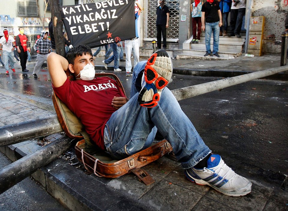 Αίμα και χάος ξανά στην Κωνσταντινούπολη -Νέες συγκρούσεις μετά το θάνατο και δεύτερου διαδηλωτή [εικόνες] | iefimerida.gr 2