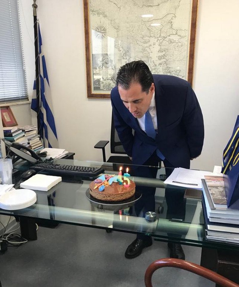 Γενέθλια σήμερα για τον Αδωνι -Η πρώτη τούρτα από τους συνεργάτες του [εικόνες] | iefimerida.gr 2