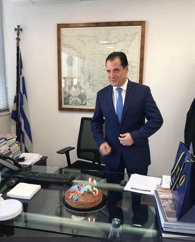 Γενέθλια σήμερα για τον Αδωνι -Η πρώτη τούρτα από τους συνεργάτες του [εικόνες] | iefimerida.gr 3