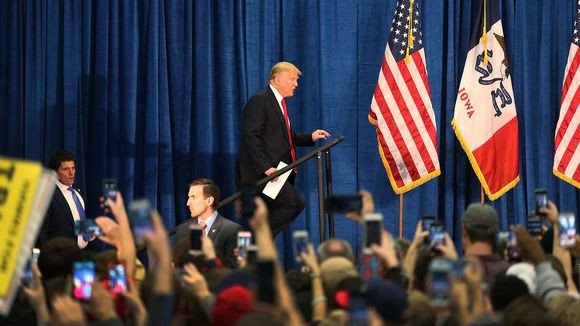 Με ντομάτες υποδέχθηκαν τον Τραμπ στην Αϊόβα [εικόνες & βίντεο]  | iefimerida.gr 0