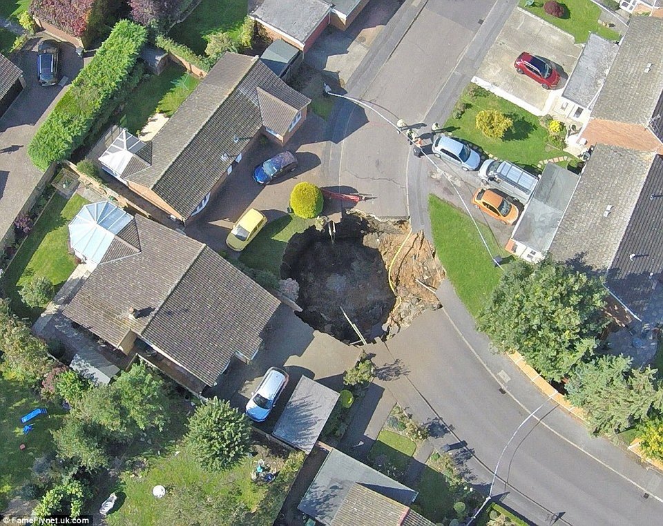 Κρατήρας διαμέτρου 20 μέτρων κατάπιε το οδόστρωμα σε γειτονιά του Λονδίνου[εικόνες]  | iefimerida.gr 1