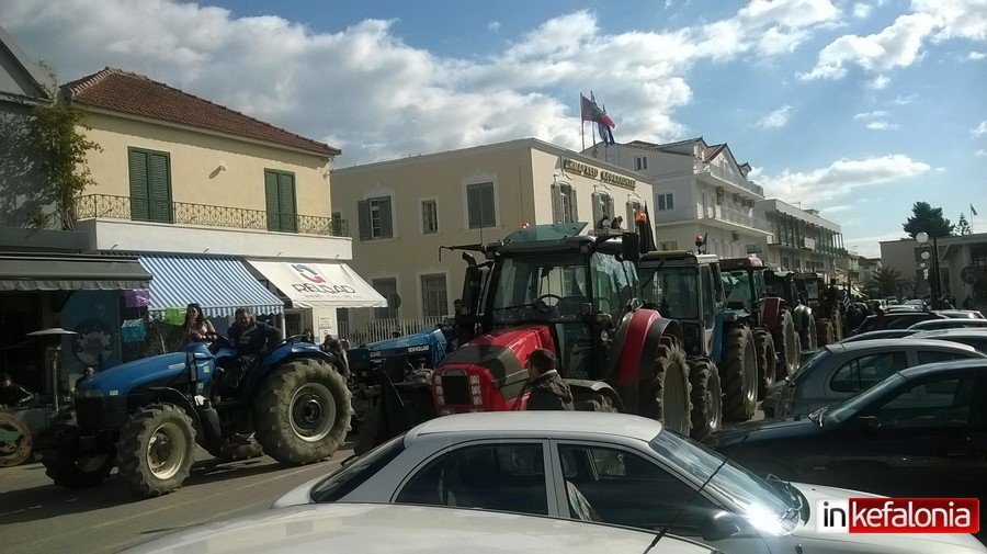 Κεφαλονιά: Πενήντα τρακτέρ έστησαν μπλόκο στο κέντρο του Αργοστολίου [εικόνες]  | iefimerida.gr 1