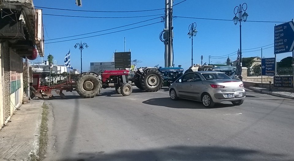 Παρέλυσαν Ζάκυνθος και Κεφαλονιά: Χιλιάδες κόσμου στις πορείες [εικόνες]  | iefimerida.gr 2