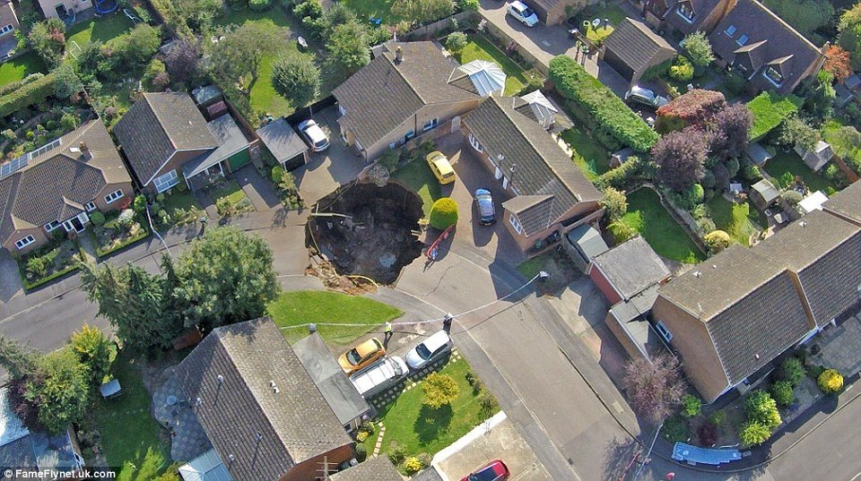 Κρατήρας διαμέτρου 20 μέτρων κατάπιε το οδόστρωμα σε γειτονιά του Λονδίνου[εικόνες]  | iefimerida.gr 2