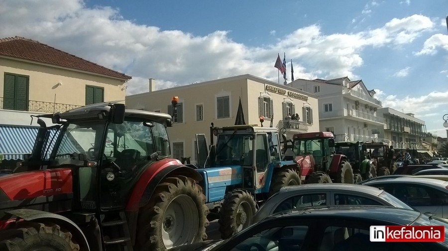 Κεφαλονιά: Πενήντα τρακτέρ έστησαν μπλόκο στο κέντρο του Αργοστολίου [εικόνες]  | iefimerida.gr 2