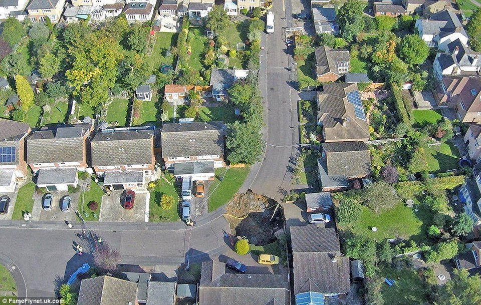 Κρατήρας διαμέτρου 20 μέτρων κατάπιε το οδόστρωμα σε γειτονιά του Λονδίνου[εικόνες]  | iefimerida.gr 3