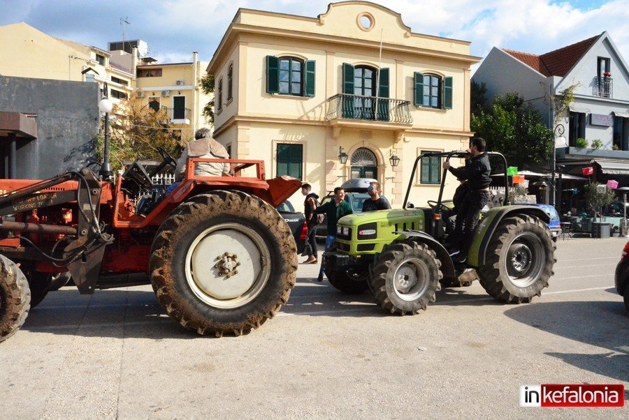 Κεφαλονιά: Πενήντα τρακτέρ έστησαν μπλόκο στο κέντρο του Αργοστολίου [εικόνες]  | iefimerida.gr 3