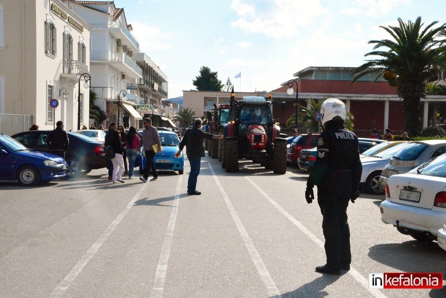 Κεφαλονιά: Πενήντα τρακτέρ έστησαν μπλόκο στο κέντρο του Αργοστολίου [εικόνες]  | iefimerida.gr 4
