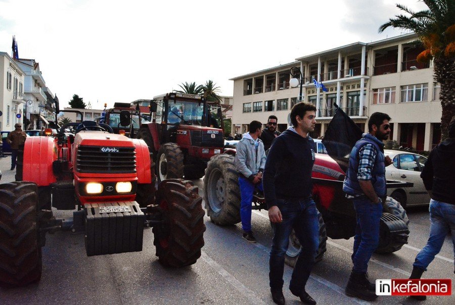 Κεφαλονιά: Πενήντα τρακτέρ έστησαν μπλόκο στο κέντρο του Αργοστολίου [εικόνες]  | iefimerida.gr 5
