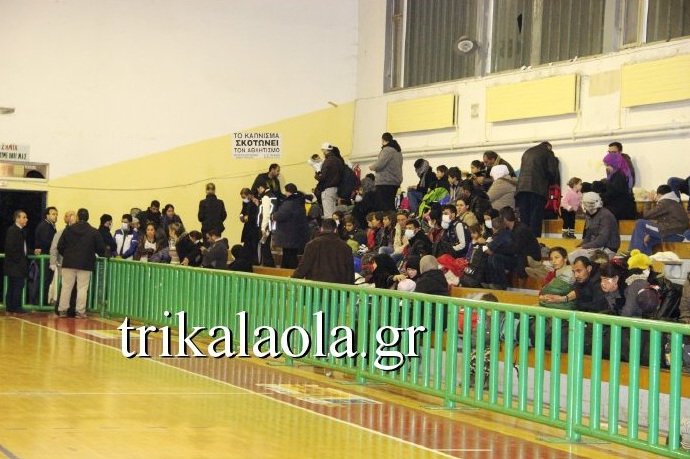 Και τα Τρίκαλα υποδέχθηκαν πρόσφυγες -Πάνω από 350 στο γυμναστήριο της Μπάρας [εικόνες & βίντεο] | iefimerida.gr 1