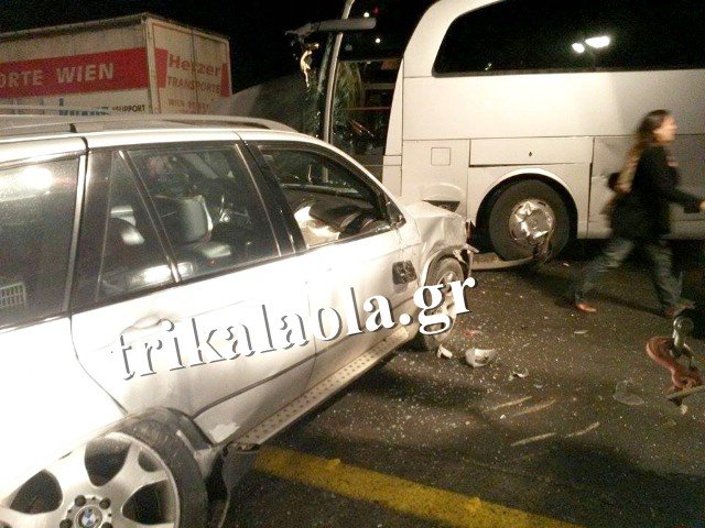 Νέες φωτογραφίες από τη φονική καραμπόλα στο Σχηματάρι -Αμορφες μάζες σιδερικών και πανικός [εικόνες] | iefimerida.gr 2