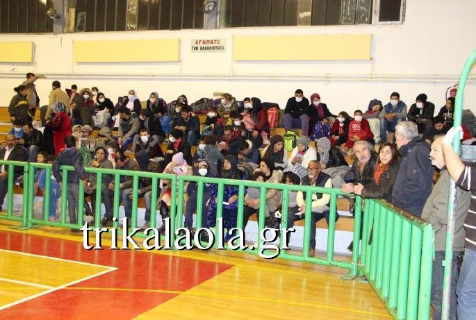 Και τα Τρίκαλα υποδέχθηκαν πρόσφυγες -Πάνω από 350 στο γυμναστήριο της Μπάρας [εικόνες & βίντεο] | iefimerida.gr 2