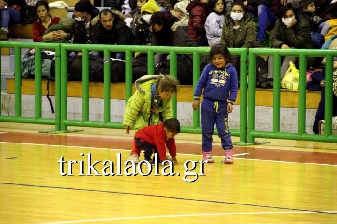Και τα Τρίκαλα υποδέχθηκαν πρόσφυγες -Πάνω από 350 στο γυμναστήριο της Μπάρας [εικόνες & βίντεο] | iefimerida.gr 3