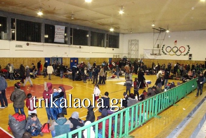 Και τα Τρίκαλα υποδέχθηκαν πρόσφυγες -Πάνω από 350 στο γυμναστήριο της Μπάρας [εικόνες & βίντεο] | iefimerida.gr 4