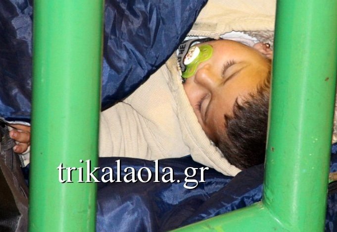 Και τα Τρίκαλα υποδέχθηκαν πρόσφυγες -Πάνω από 350 στο γυμναστήριο της Μπάρας [εικόνες & βίντεο] | iefimerida.gr 5