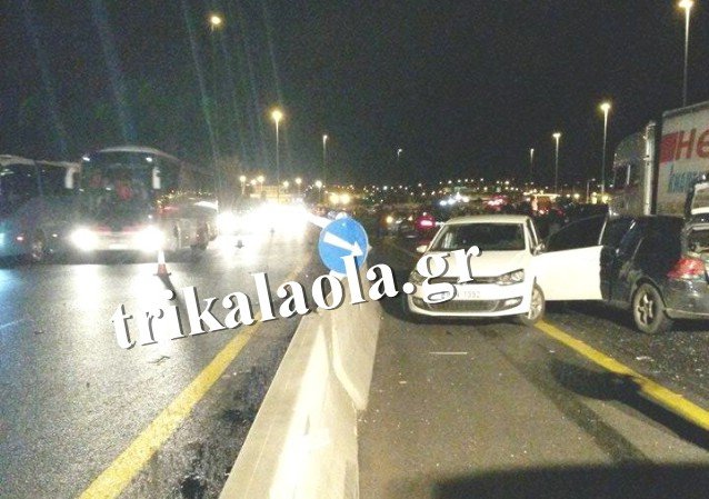 Νέες φωτογραφίες από τη φονική καραμπόλα στο Σχηματάρι -Αμορφες μάζες σιδερικών και πανικός [εικόνες] | iefimerida.gr 6