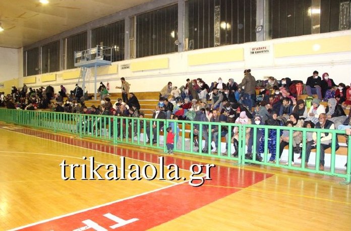 Και τα Τρίκαλα υποδέχθηκαν πρόσφυγες -Πάνω από 350 στο γυμναστήριο της Μπάρας [εικόνες & βίντεο] | iefimerida.gr 0