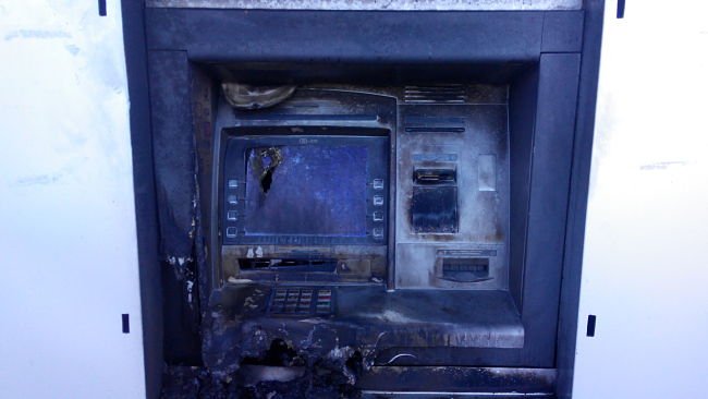 Ιωάννινα: Αγνωστοι έβαλαν φωτιά σε ATM [εικόνες] | iefimerida.gr 1
