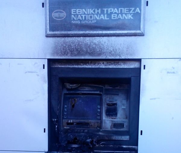 Ιωάννινα: Αγνωστοι έβαλαν φωτιά σε ATM [εικόνες] | iefimerida.gr 0