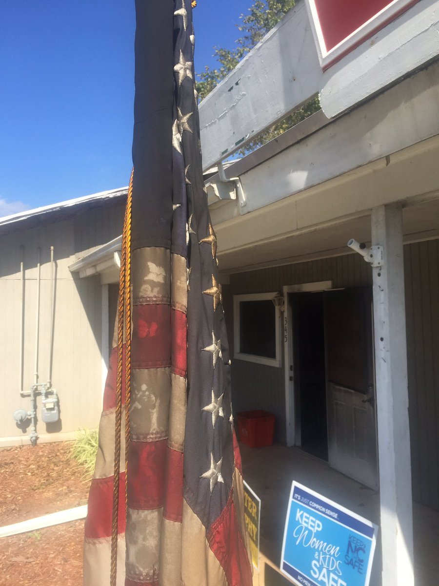 Εκαψαν γραφεία Ρεπουμπλικανών στη Βόρεια Καρολίνα -«Ναζί Ρεπουμπλικάνοι φύγετε» [εικόνες] | iefimerida.gr 1