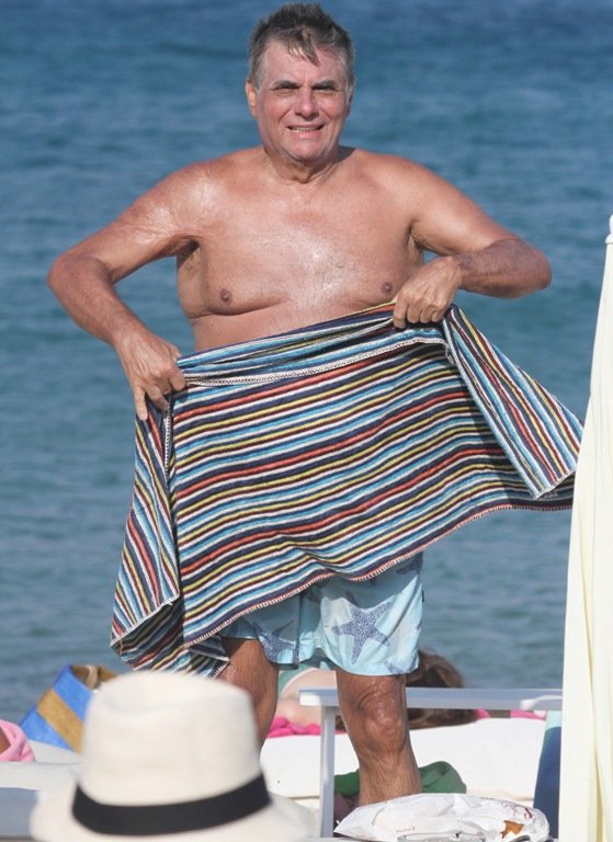 Οι καλοκαιρινές διακοπές του Γιώργου Τράγκα στη Μύκονο [εικόνες] | iefimerida.gr 0