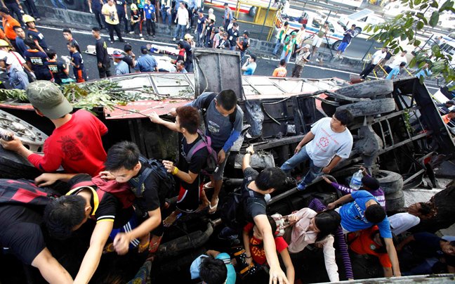 Τραγωδία στις Φιλιππίνες: Δεκάδες νεκροί σε τροχαίο με λεωφορείο που έπεσε από ύψος 6 μέτρων πάνω σε ένα φορτηγάκι [εικόνες&βίντεο] | iefimerida.gr 0
