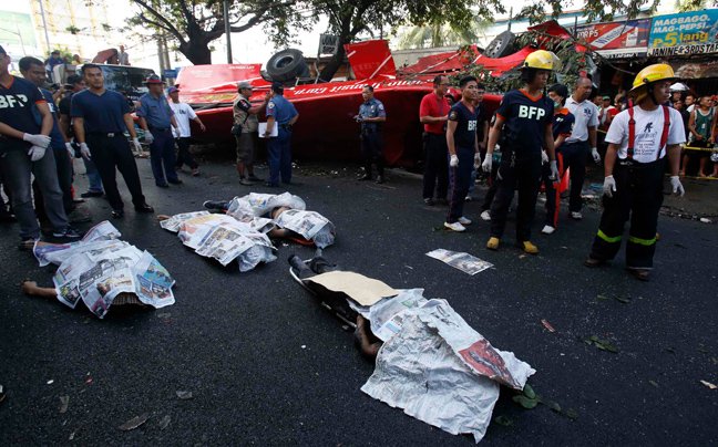 Τραγωδία στις Φιλιππίνες: Δεκάδες νεκροί σε τροχαίο με λεωφορείο που έπεσε από ύψος 6 μέτρων πάνω σε ένα φορτηγάκι [εικόνες&βίντεο] | iefimerida.gr 1