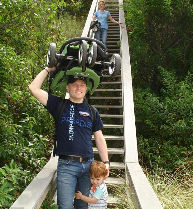 Εριξε από ουρανοξύστη τον 3χρονο γιο του και στη συνέχεια πήδηξε και ο ίδιος στο κενό [εικόνες] | iefimerida.gr 1