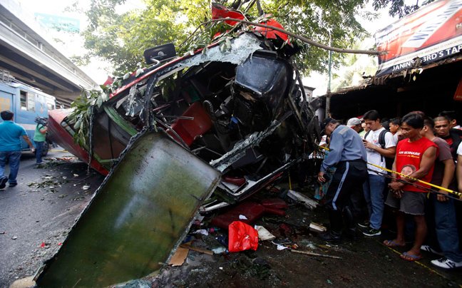 Τραγωδία στις Φιλιππίνες: Δεκάδες νεκροί σε τροχαίο με λεωφορείο που έπεσε από ύψος 6 μέτρων πάνω σε ένα φορτηγάκι [εικόνες&βίντεο] | iefimerida.gr 2