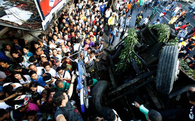 Τραγωδία στις Φιλιππίνες: Δεκάδες νεκροί σε τροχαίο με λεωφορείο που έπεσε από ύψος 6 μέτρων πάνω σε ένα φορτηγάκι [εικόνες&βίντεο] | iefimerida.gr 3