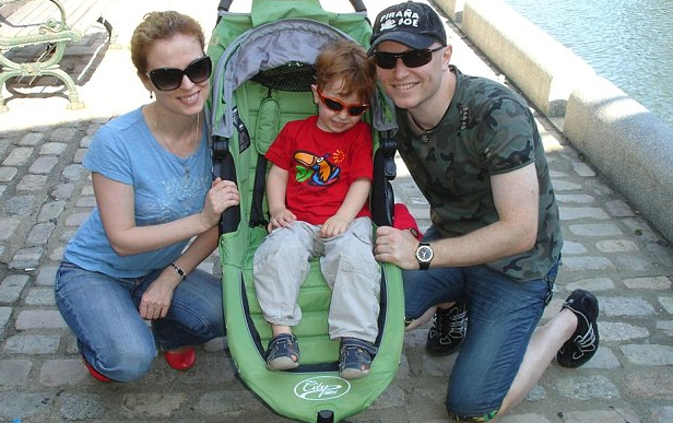 Εριξε από ουρανοξύστη τον 3χρονο γιο του και στη συνέχεια πήδηξε και ο ίδιος στο κενό [εικόνες] | iefimerida.gr 0