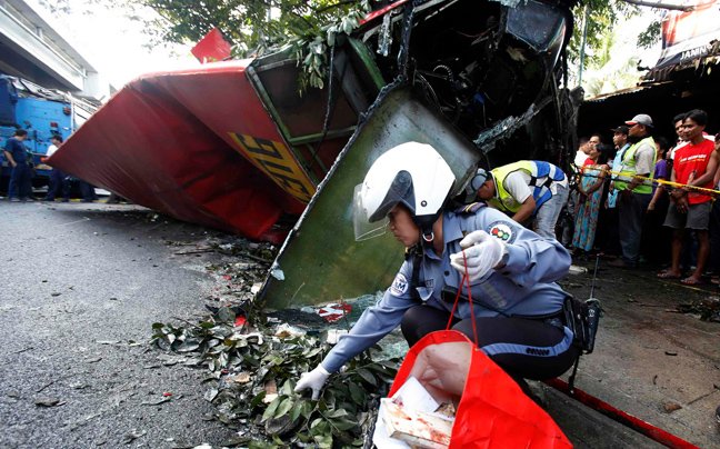 Τραγωδία στις Φιλιππίνες: Δεκάδες νεκροί σε τροχαίο με λεωφορείο που έπεσε από ύψος 6 μέτρων πάνω σε ένα φορτηγάκι [εικόνες&βίντεο] | iefimerida.gr 4