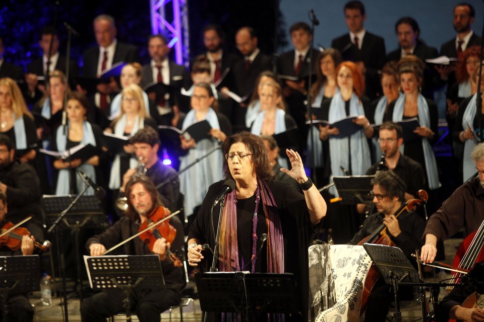 H Μαρία Φαραντούρη τραγούδησε για τους ιερείς, επικεφαλής των εκκλησιών στην Κρήτη [εικόνες & βίντεο] | iefimerida.gr 8