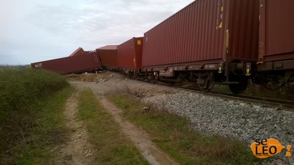 Εκτροχιάστηκε εμπορική αμαξοστοιχία έξω από τη Θεσσαλονίκη εξαιτίας της βροχής [εικόνες] | iefimerida.gr 0