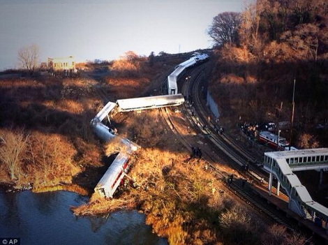 Eκτροχιασμός τρένου στο Μπρονξ - Τουλάχιστον 4 νεκροί και δεκάδες τραυματίες [εικόνες&βίντεο] | iefimerida.gr 1